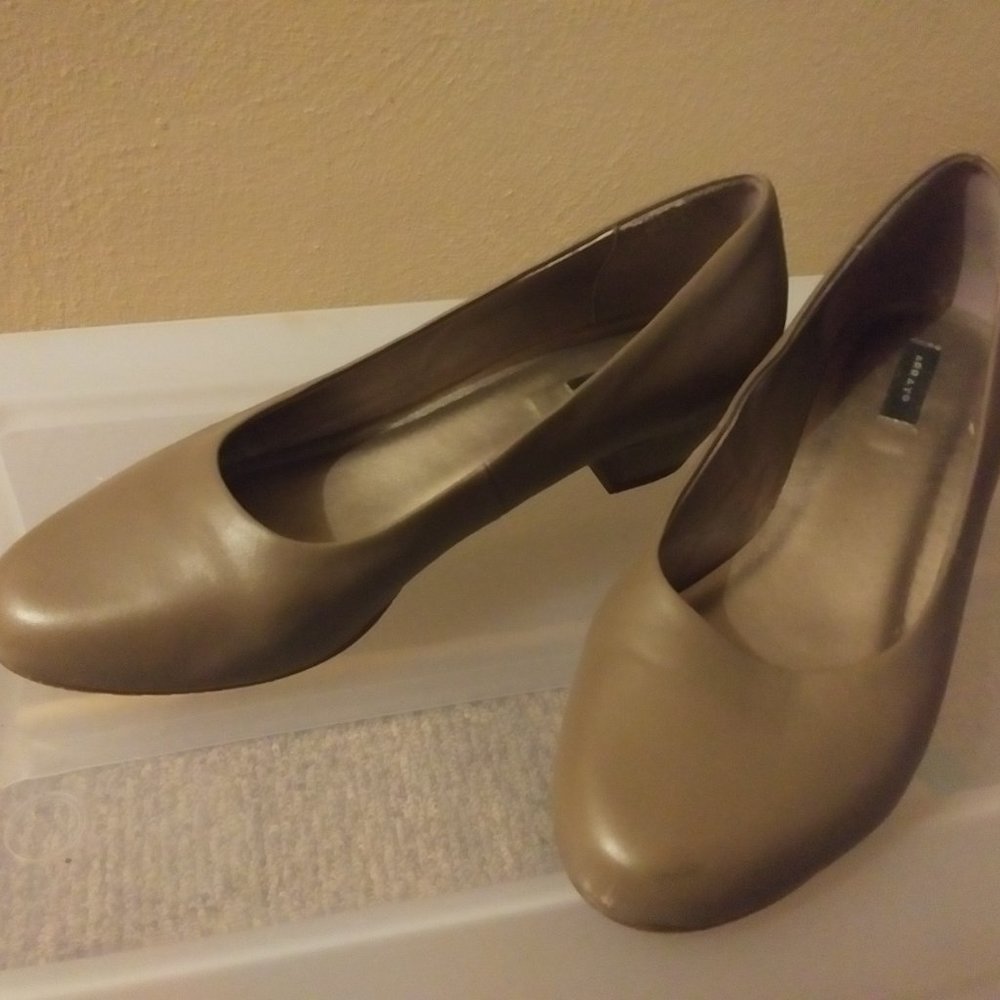 Array, 1-inch heel women's pumps, 9W